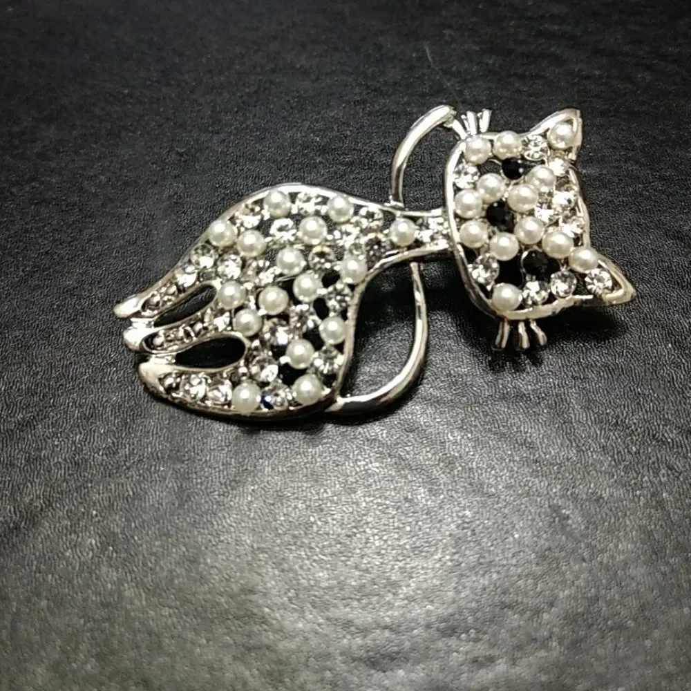 Silver tone faux pearl kitty cat pin brooch